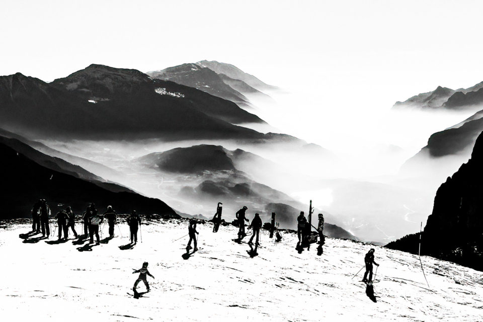 foto-bianco-nero-montagna-paesaggio-innevato-sciatori-paganella-trentino-pietro-cappelletti-fotografia