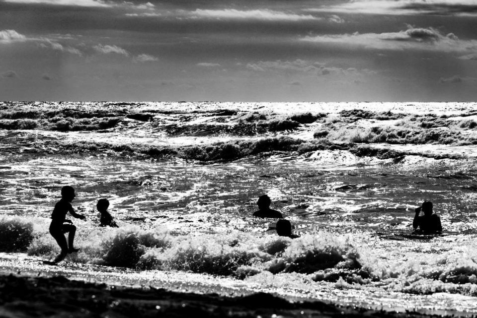 foto-bianco-nero-sardegna-mare-onde-bagno-pietro-cappelletti-fotografia